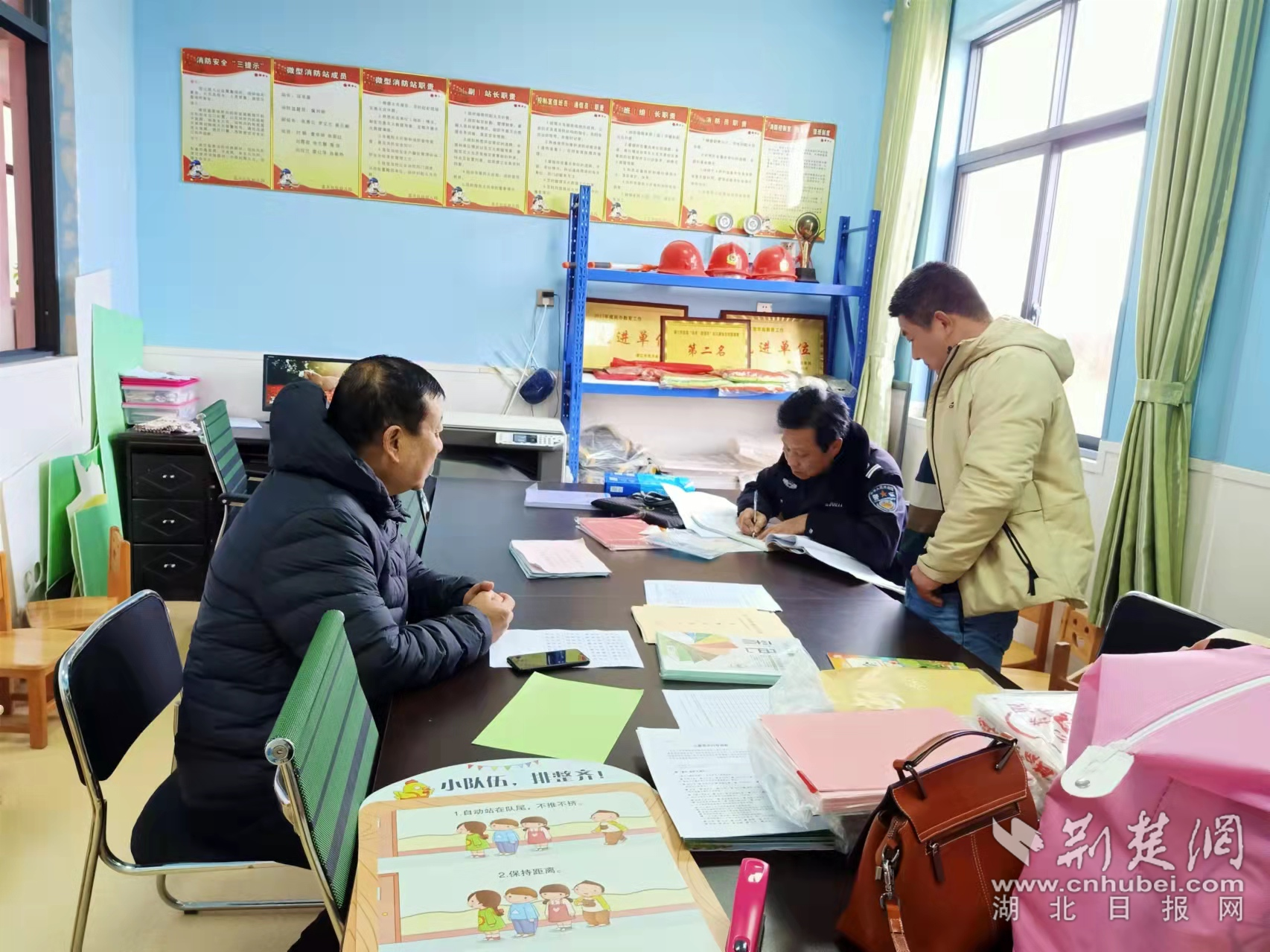 民警深入校園與教職員工座談，深入排查化解各類矛盾糾紛。.png.png