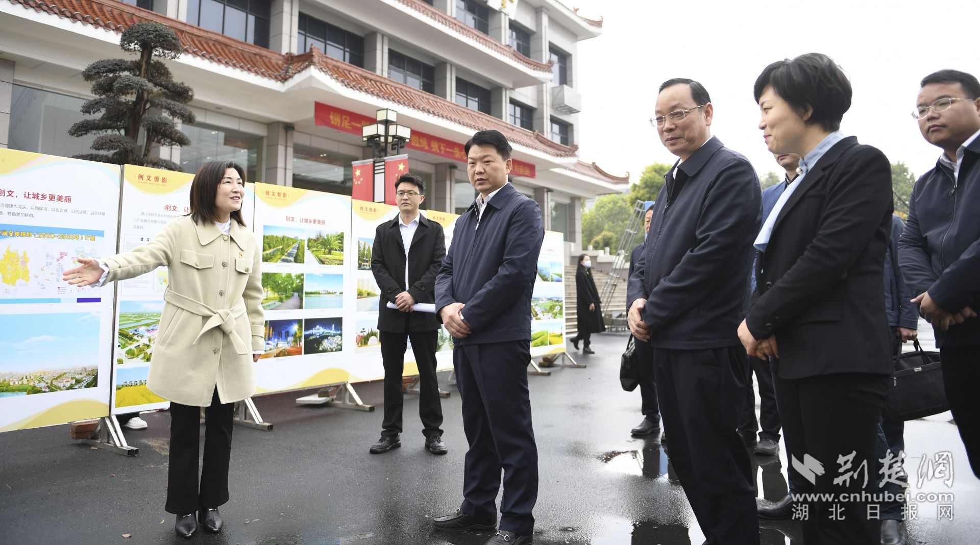 與會人員參觀潛江市全國文明城市創(chuàng)建工作成效展示。.jpg.jpg