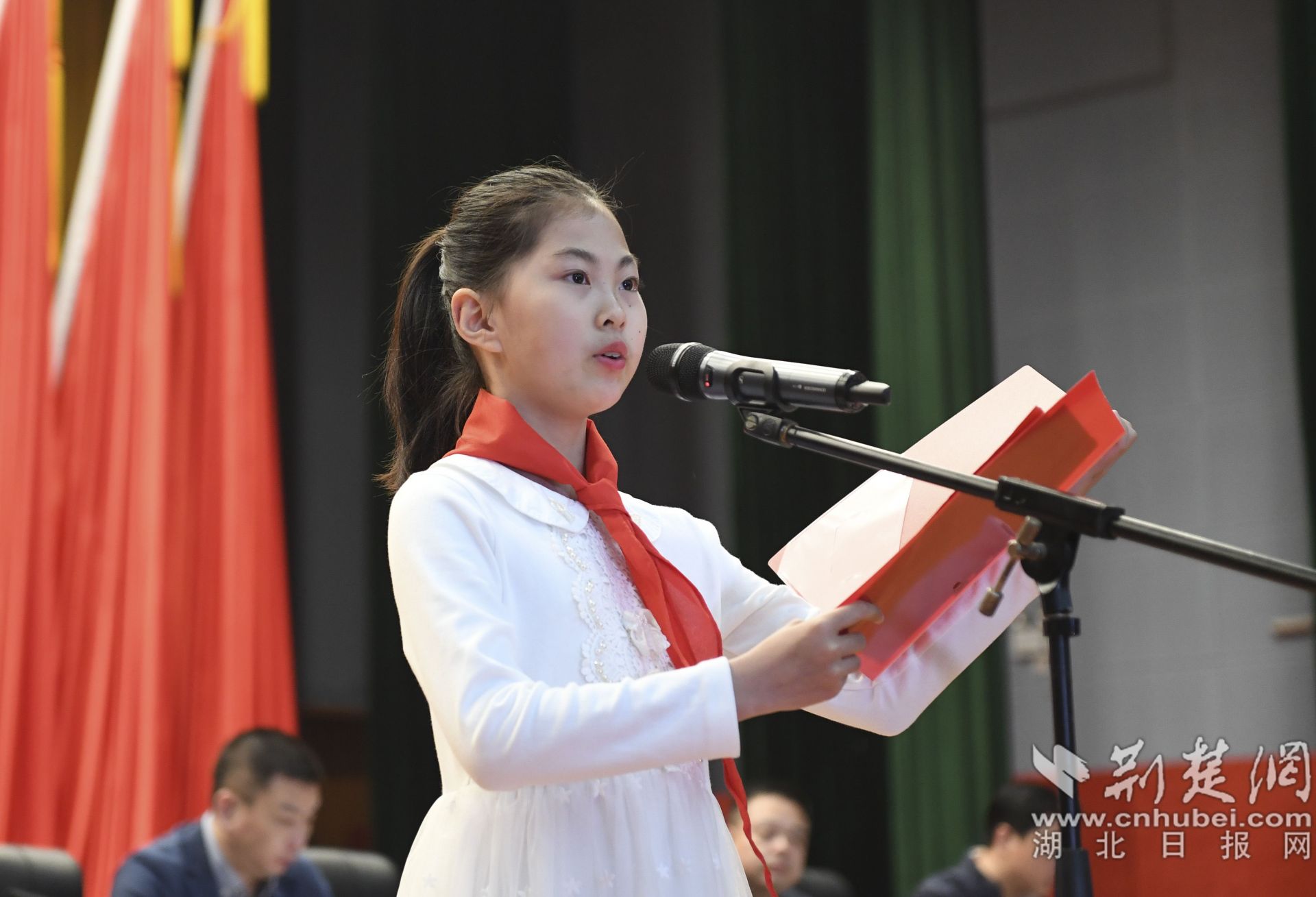 宣讀《全國文明城市創(chuàng)建倡議書》。.jpg.jpg