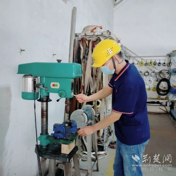 中順潔柔湖北公司鉗工操作。通訊員供圖.jpg