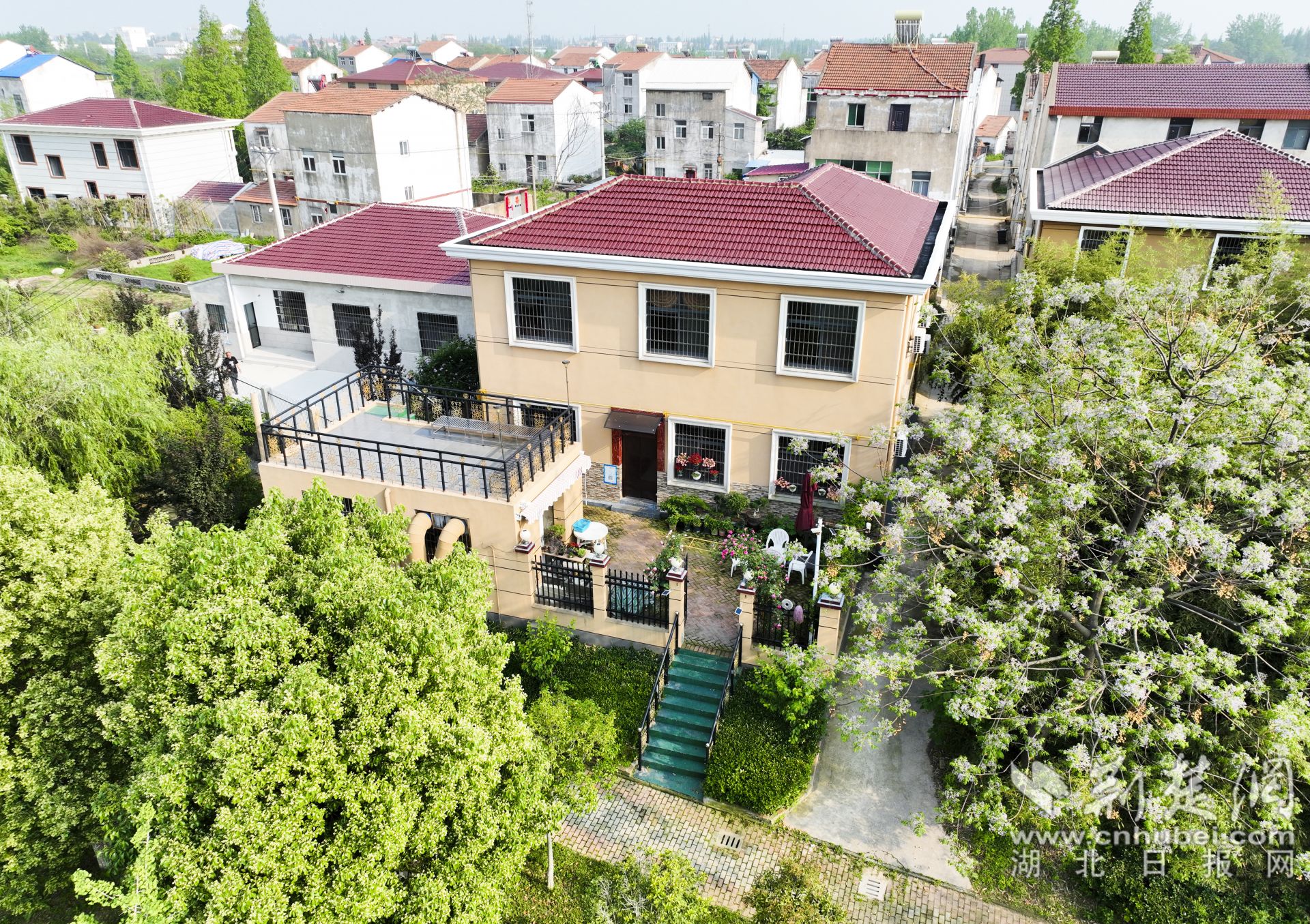 西王村村民王偉因地制宜，把房前屋后改造成別致小院，還開起了農(nóng)家樂。1.jpg.jpg