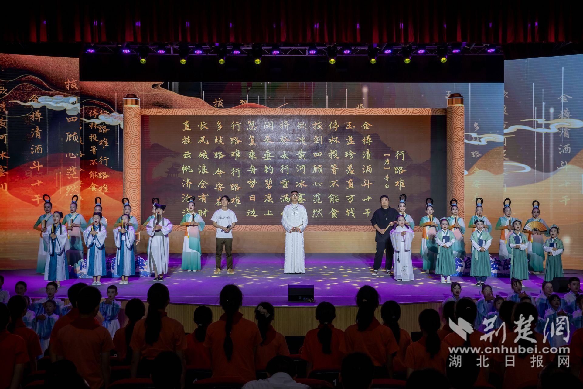 活動(dòng)最后凌振赫、沈嘉柯、余維剛與學(xué)生們一齊誦讀行路難_副本.jpg.jpg