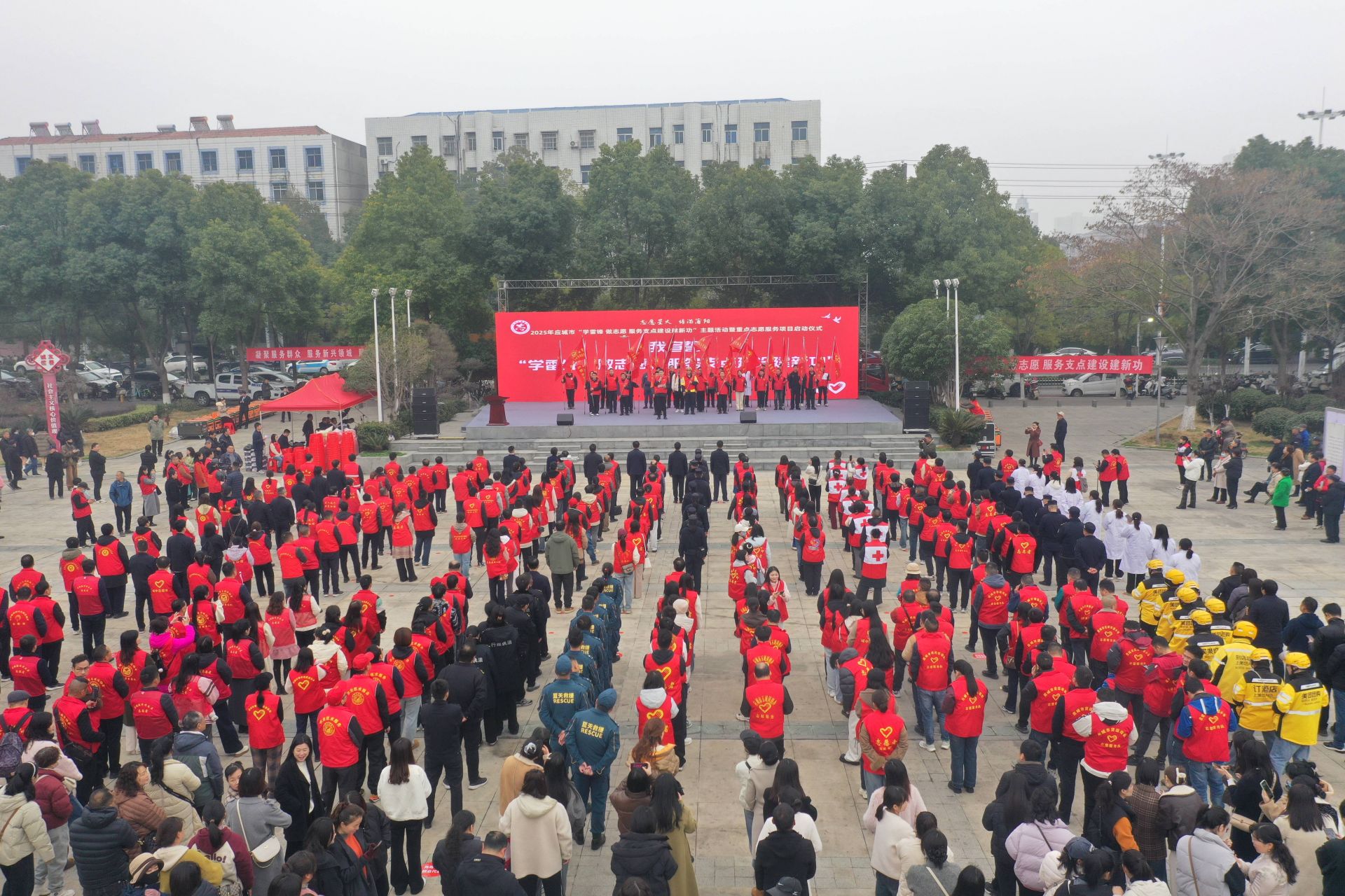活動現(xiàn)場，還舉行了新就業(yè)志愿服務(wù)隊授旗儀式  孫縉攝.jpg.jpg